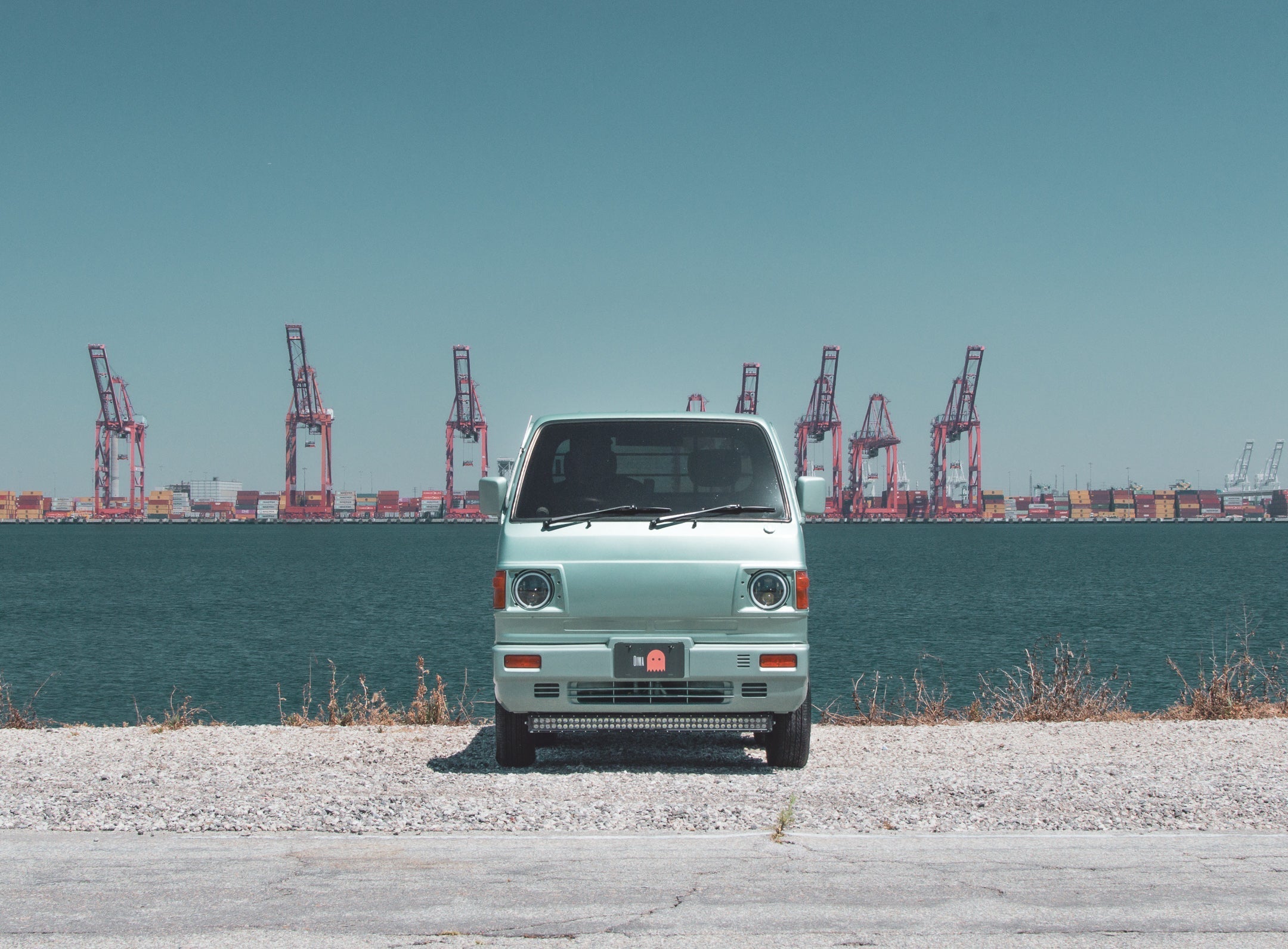 Suzuki Carry with new wheels and tires, enhancing performance and aesthetics on a scenic drive.