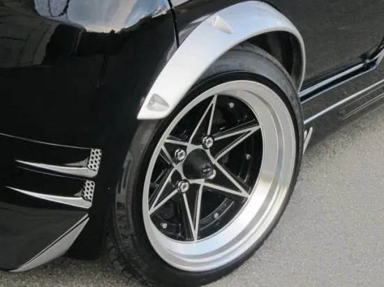 Custom fender flares and wheel upgrade on a Suzuki Carry DA62T (2001–2003), highlighting premium body kit accessories from Oiwa Garage.