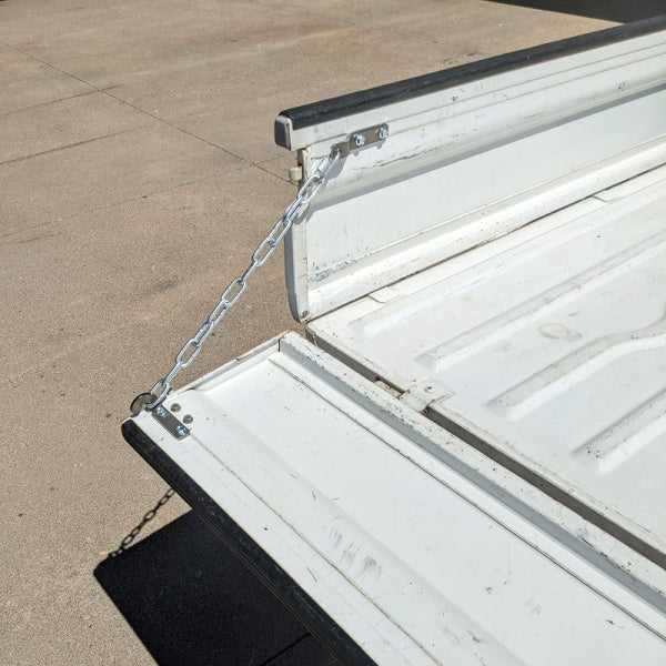 Tailgate Bed Chain Assembly for Suzuki Carry Truck DA62T, DA63T Model 1999-2012, featuring a durable metal chain and white tailgate attachment.
