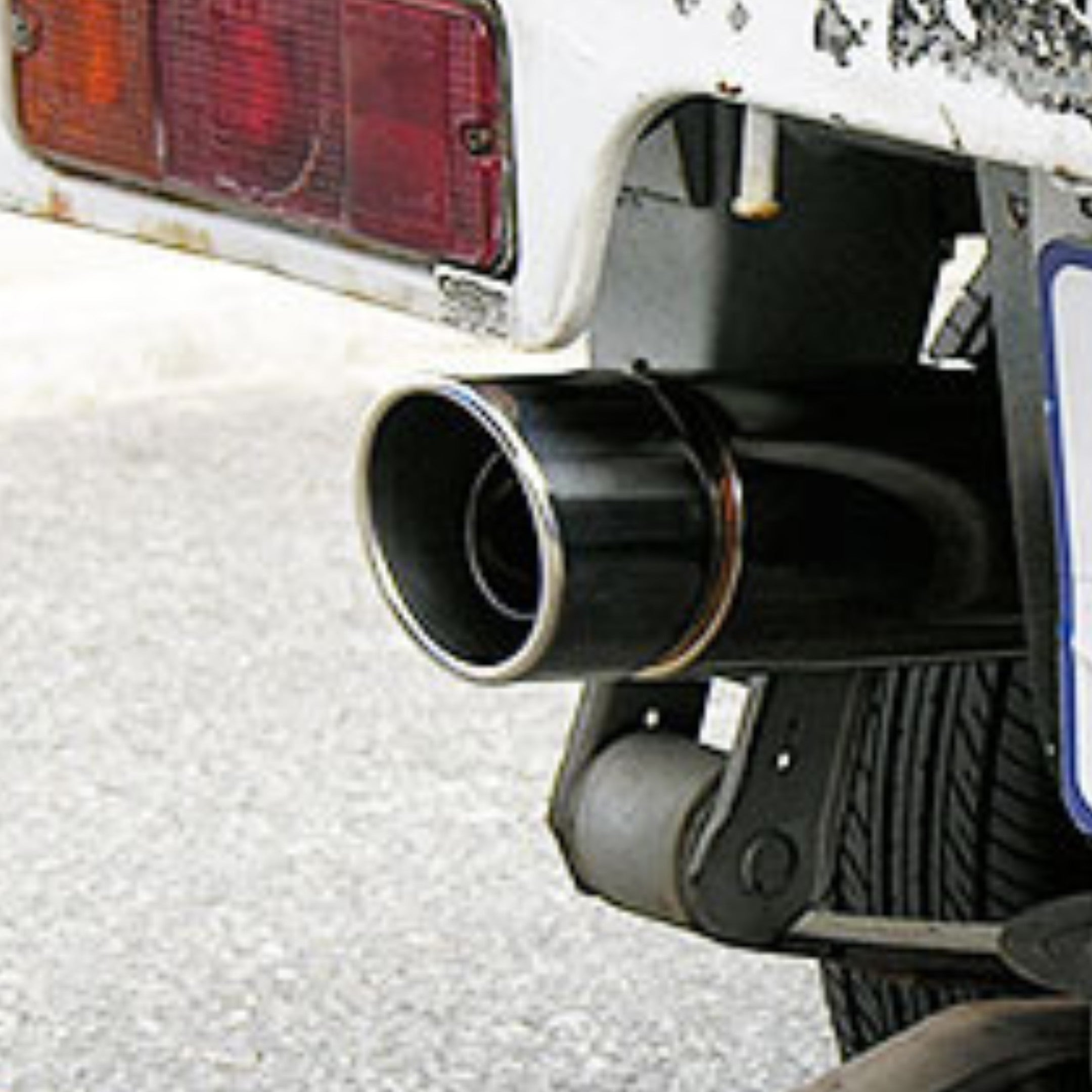 Suzuki Carry Truck DA52T, DB52T (1998-2001) aftermarket stainless-steel single-tip exhaust and muffler with polished mandrel-bent piping and OE-style rear bumper mount – Exhaust & Muffler collection.