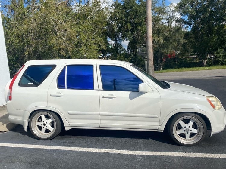 White SUV with Omnique Zircon Tint, providing a subtle blue tint on side windows.