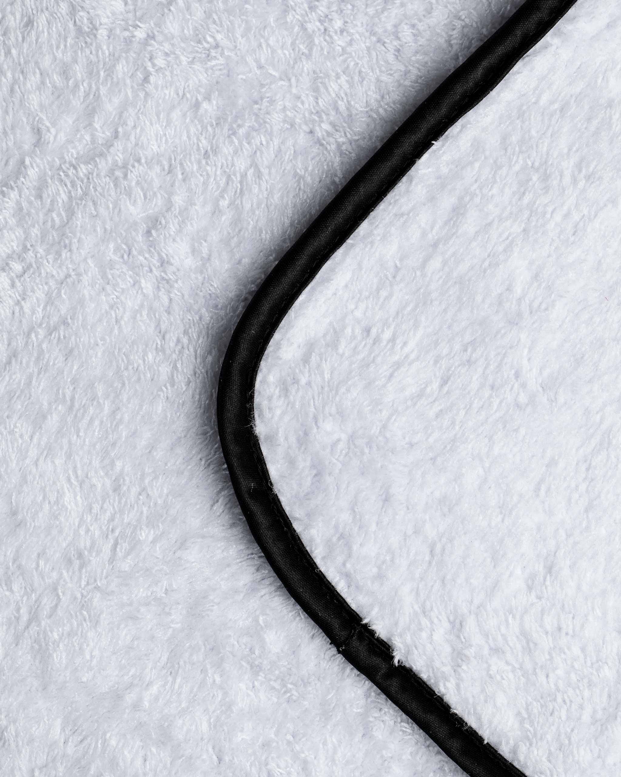 Microfiber Car Cloths edge detail featuring reinforced black piping, ensuring long-lasting durability and reduced fraying.