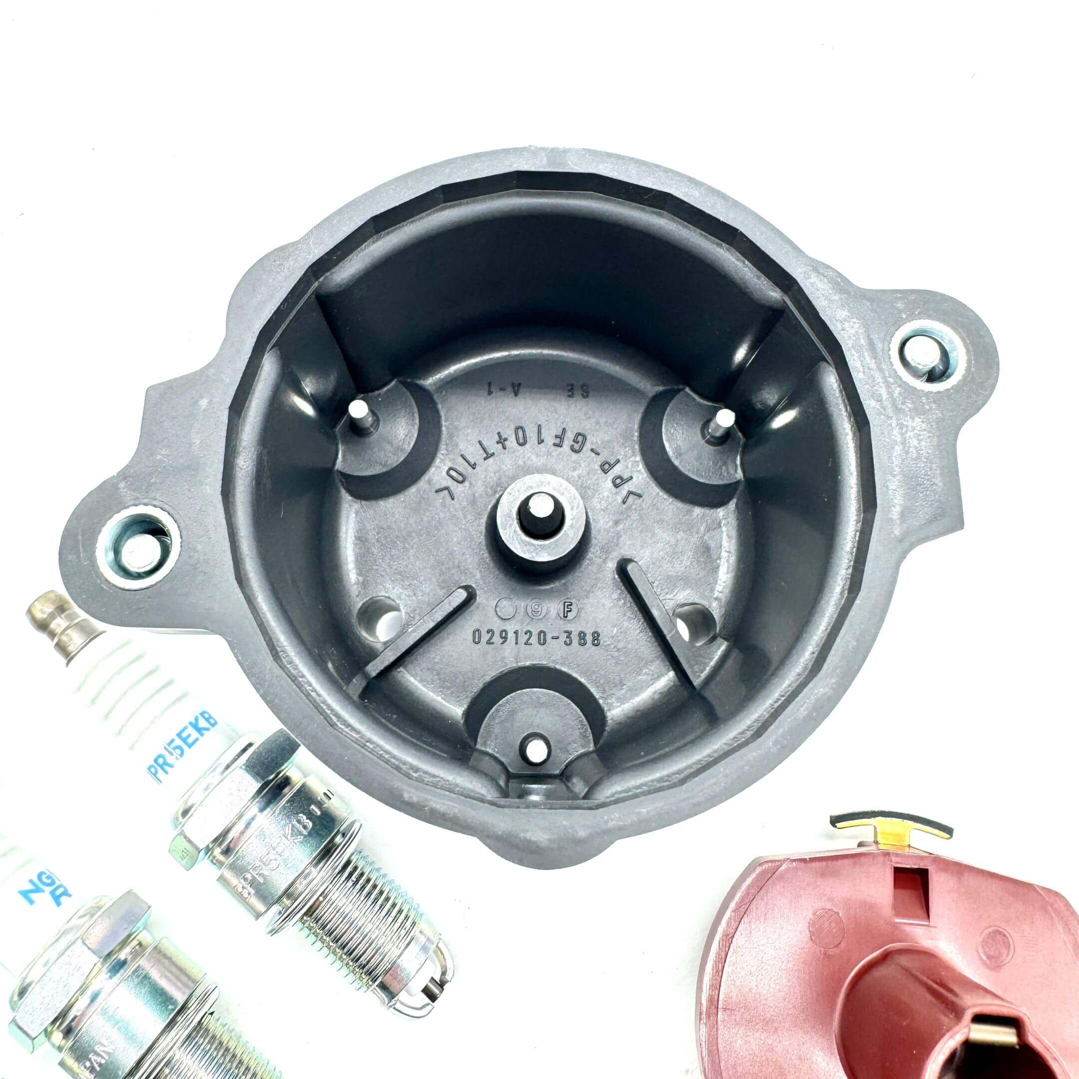 Close-up of distributor cap, rotor, and spark plugs for EFNS engines in Daihatsu Hijet S100P/S110P models, ensuring reliable ignition performance.