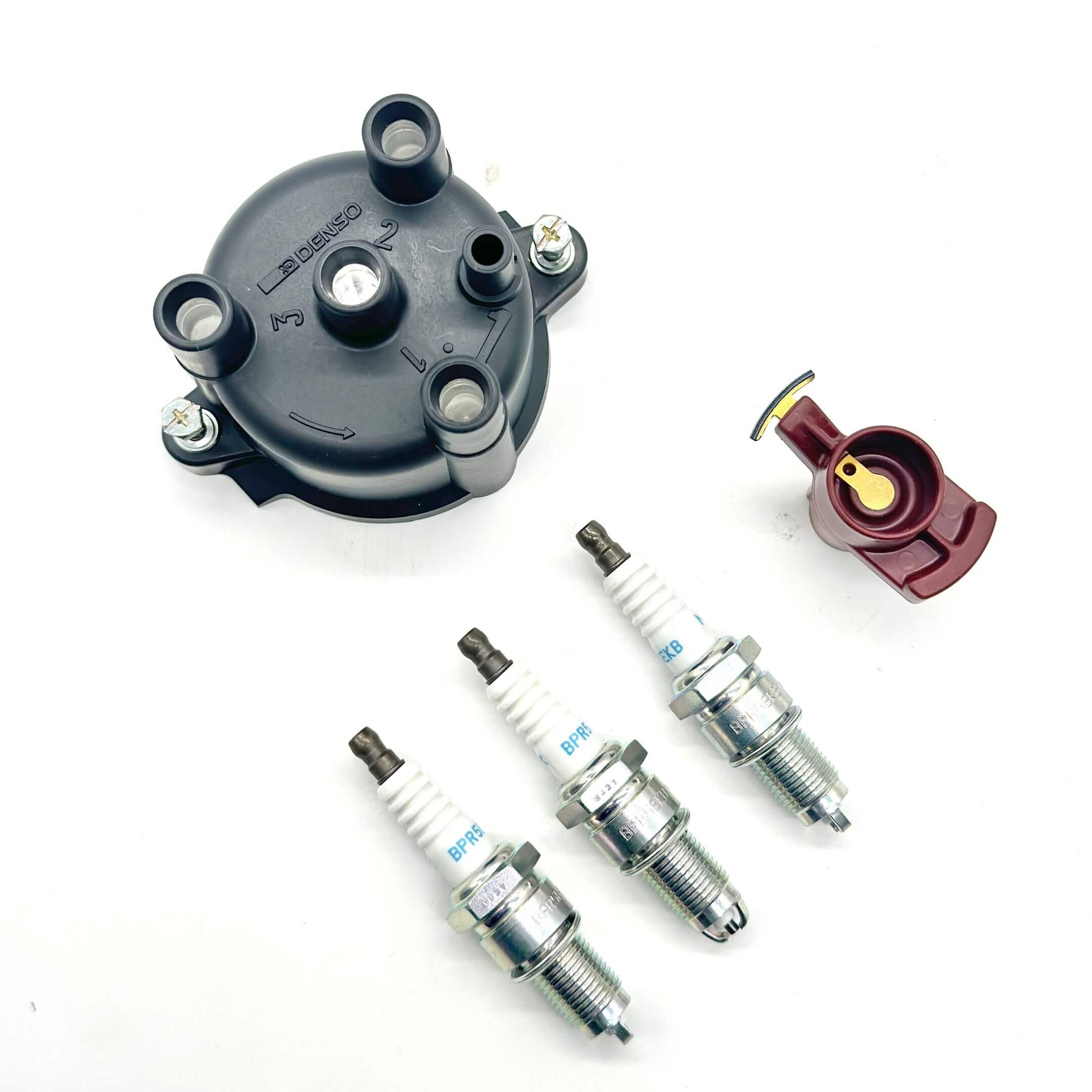 Top view of distributor cap, rotor, and spark plugs for Daihatsu Hijet EFNS engines, designed for precision fitment and enhanced ignition performance.