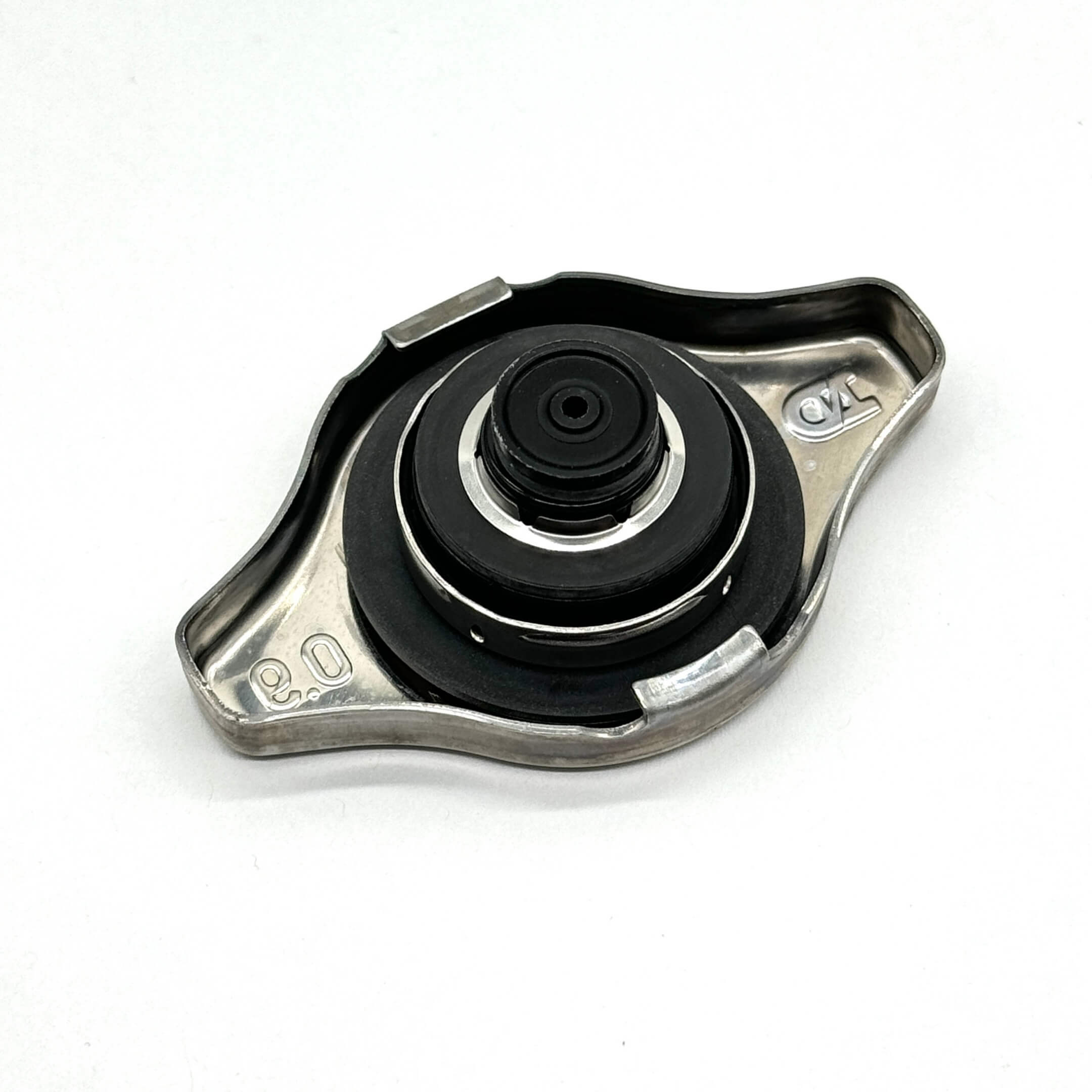 Detailed close-up of Daihatsu Hijet Radiator Cap with 0.9 bar rating, tailored for S100P and S110P cooling systems.