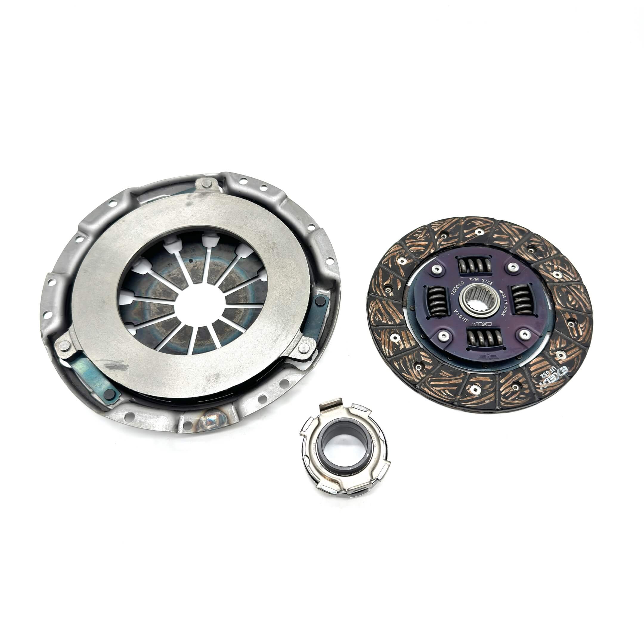 Components of the Exedy clutch kit for Subaru Sambar trucks: clutch cover, clutch disc, and release bearing for smooth power transmission and reduced vibration.