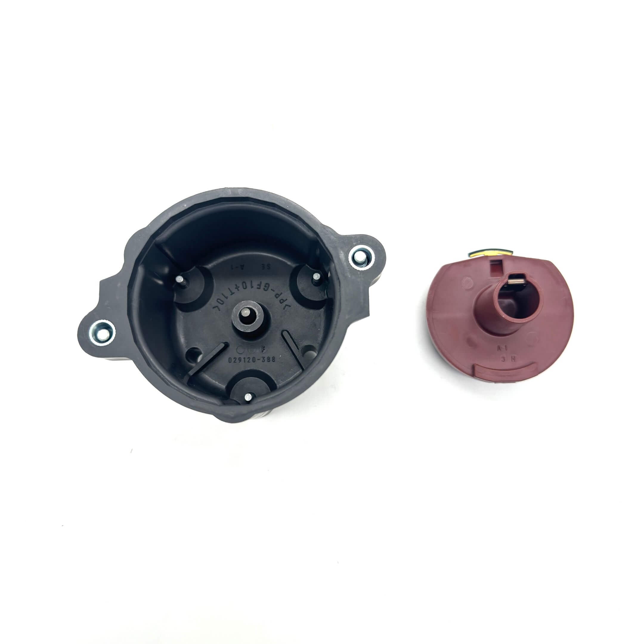 Interior view of distributor cap for Daihatsu Hijet S100P/S110P EFNS engines, showcasing durable construction and detailed OEM specifications.