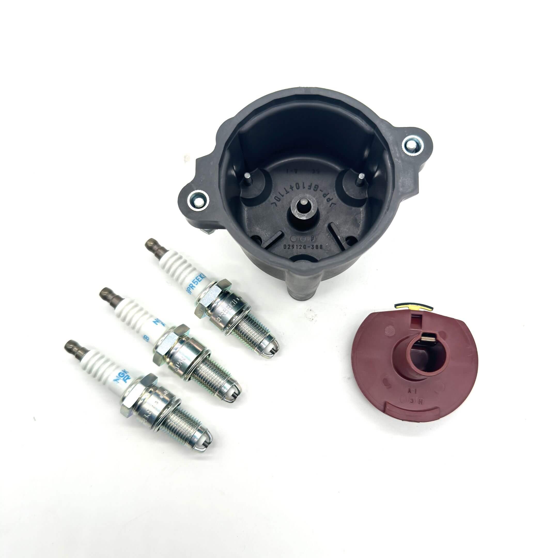 Interior view of distributor cap and rotor with high-quality spark plugs for Daihatsu Hijet S100V/S110V EFNS engines.