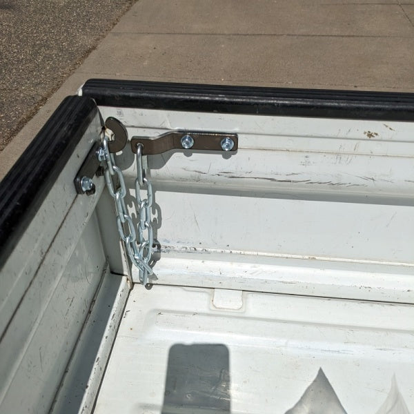 Tailgate Bed Chain Assembly for Daihatsu Hijet Truck S100P, S110P Models (1994-1998), featuring a durable metal chain and bracket in a white truck bed.