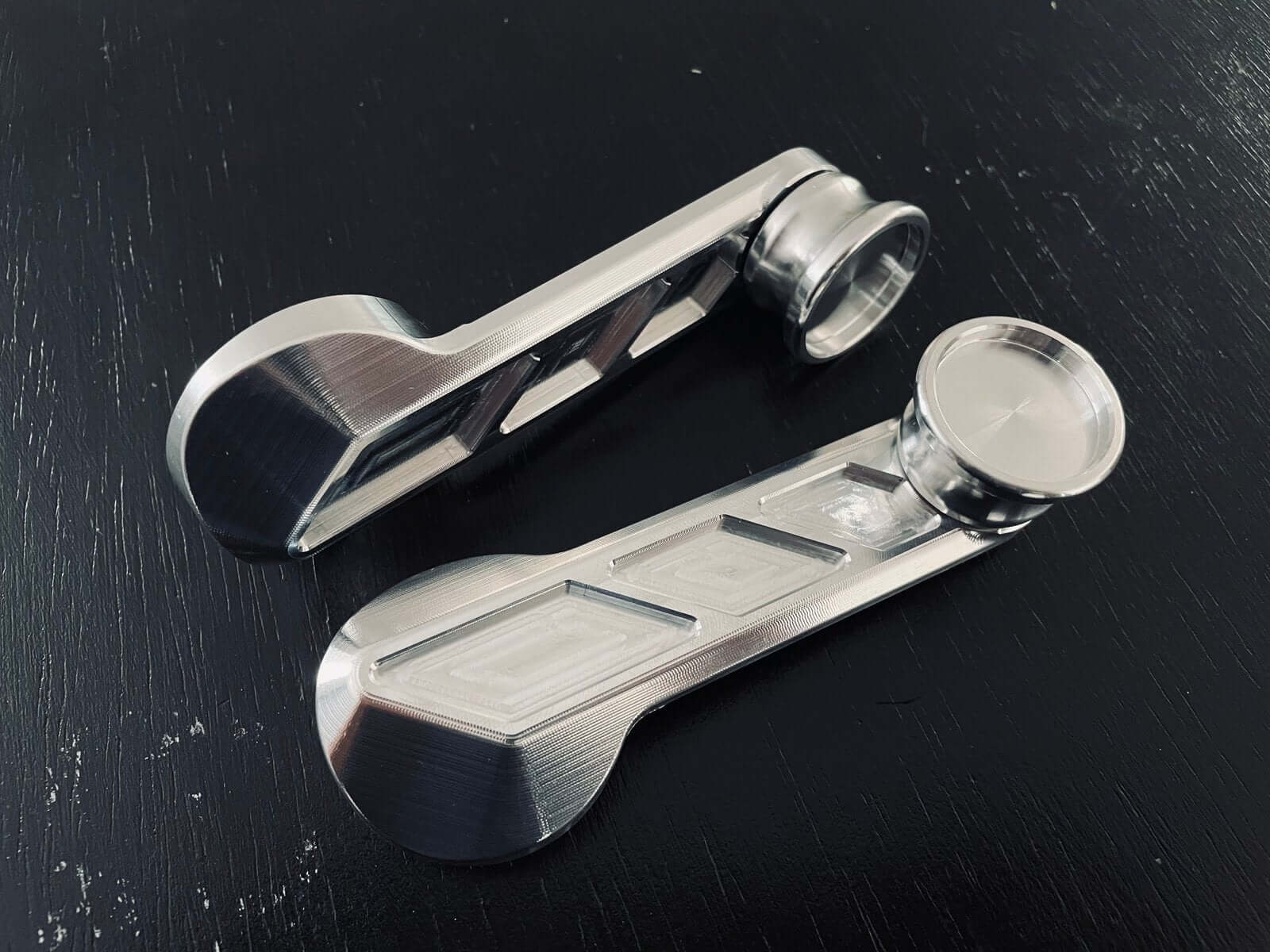 Detailed view of 6061 aluminum window cranks with asymmetrical yet mirrored design, showcasing Lusso Design with 3D surface finish for Honda Acty and Civic series.