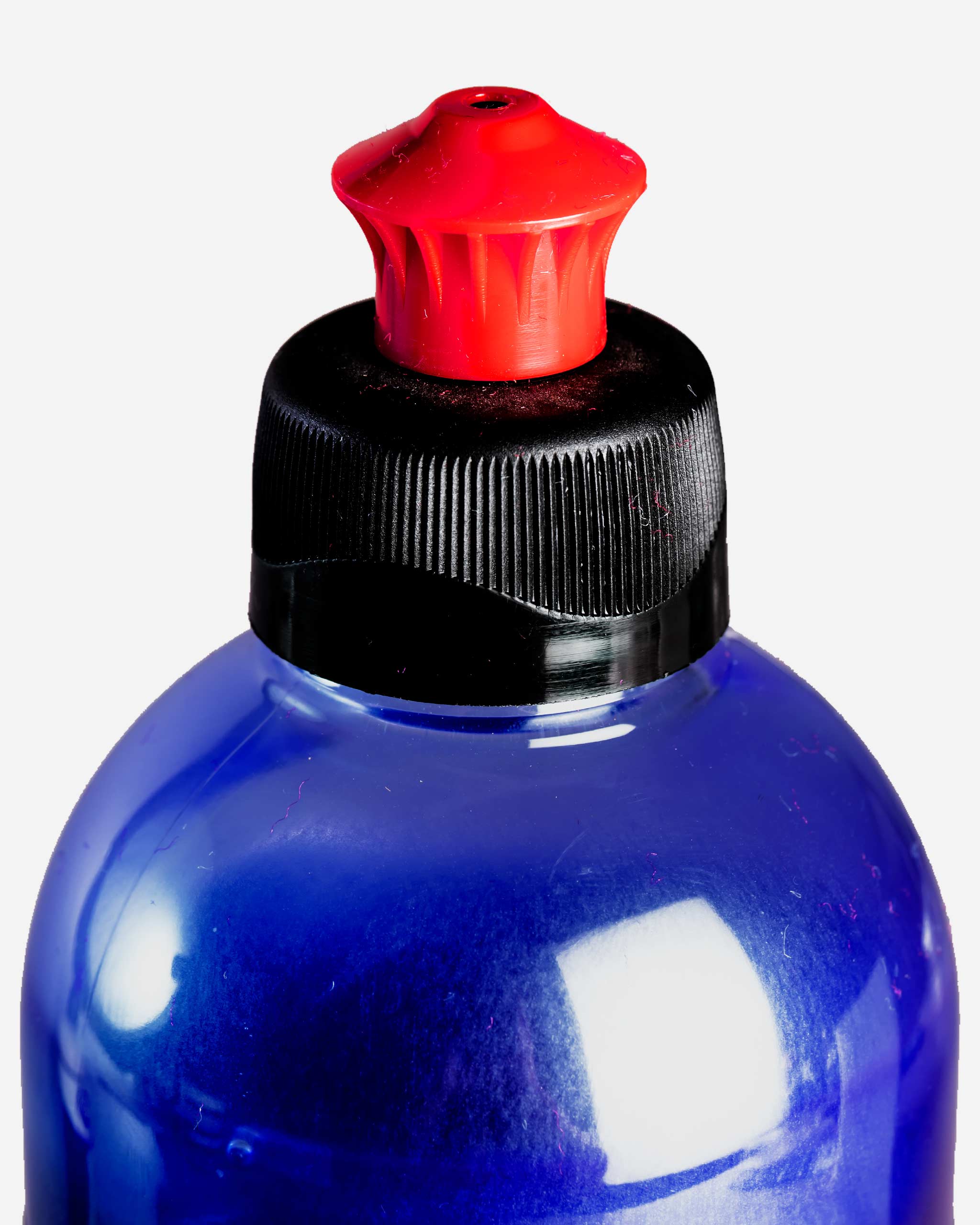 Best Car Wash Soap detail of the easy-dispense cap on Adam’s Polishes kit for hassle-free application.